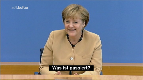 Angela Merkel riéndose en la televisión alemana